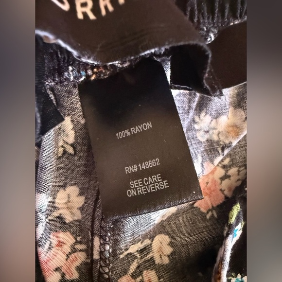 Torrid Black and Floral Cropped Pant size 3 plus size pockets floral - Picture 12 of 16